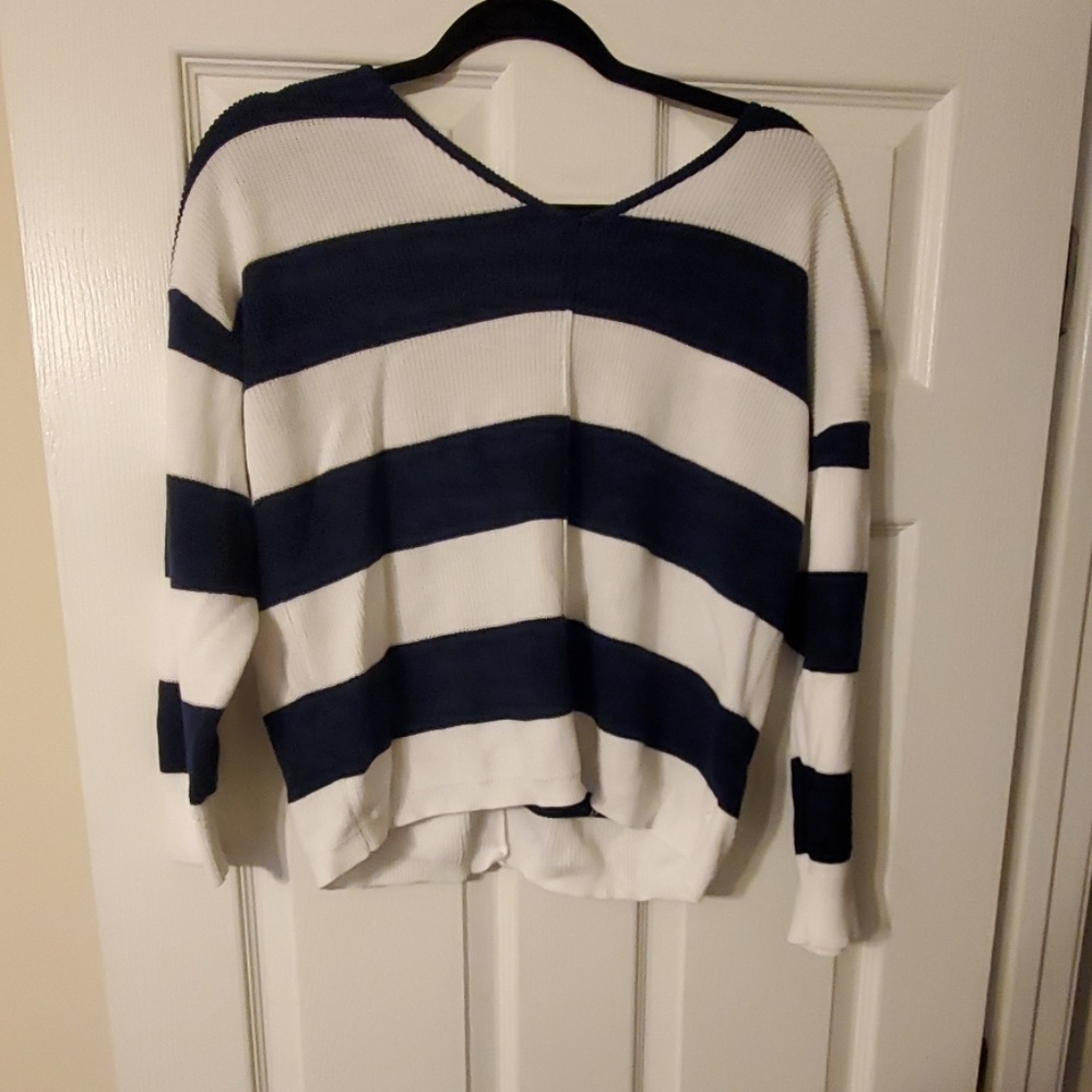 TRENDY NAVY AND WHITE SWEATER